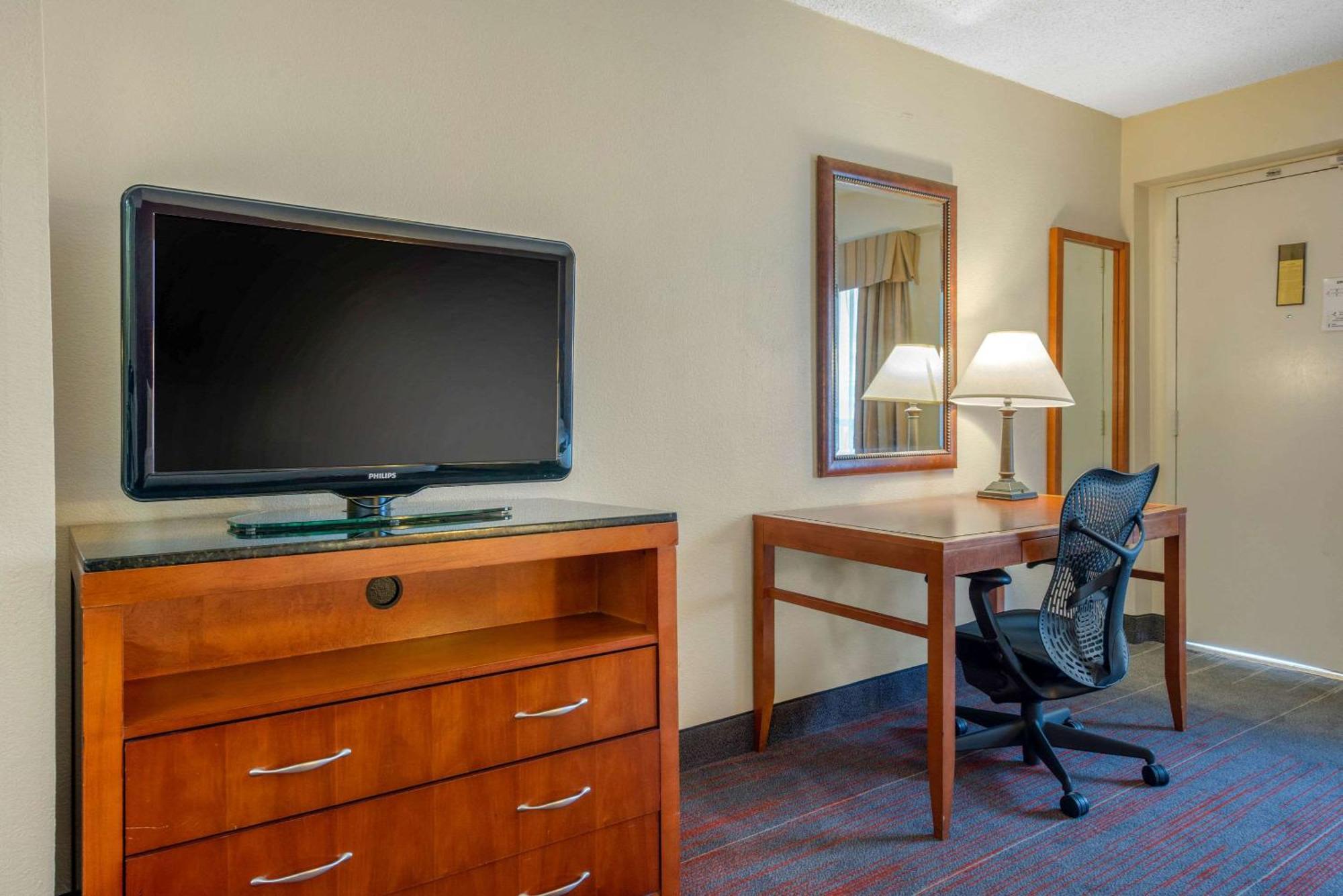King Room with Roll-In Shower - Accessible/Non-Smoking,1275738922:JPEG