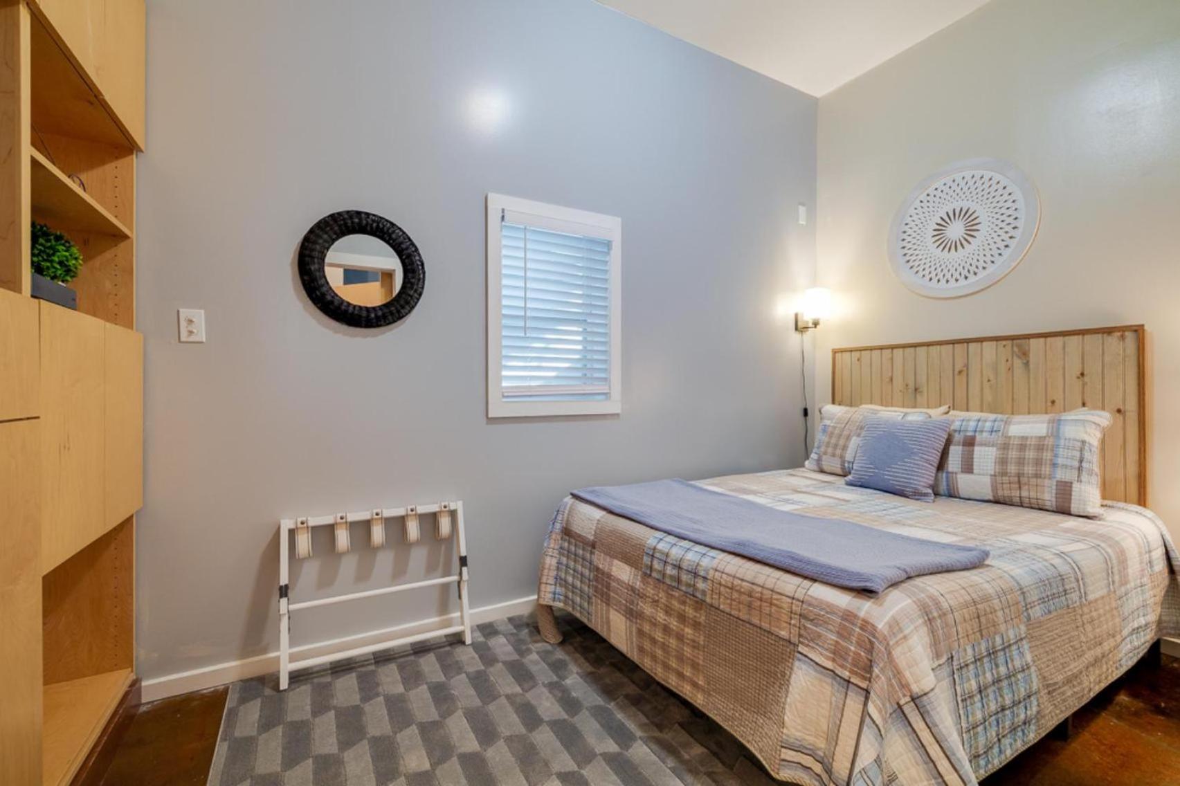 Six-Bedroom House,1520104552:JPEG