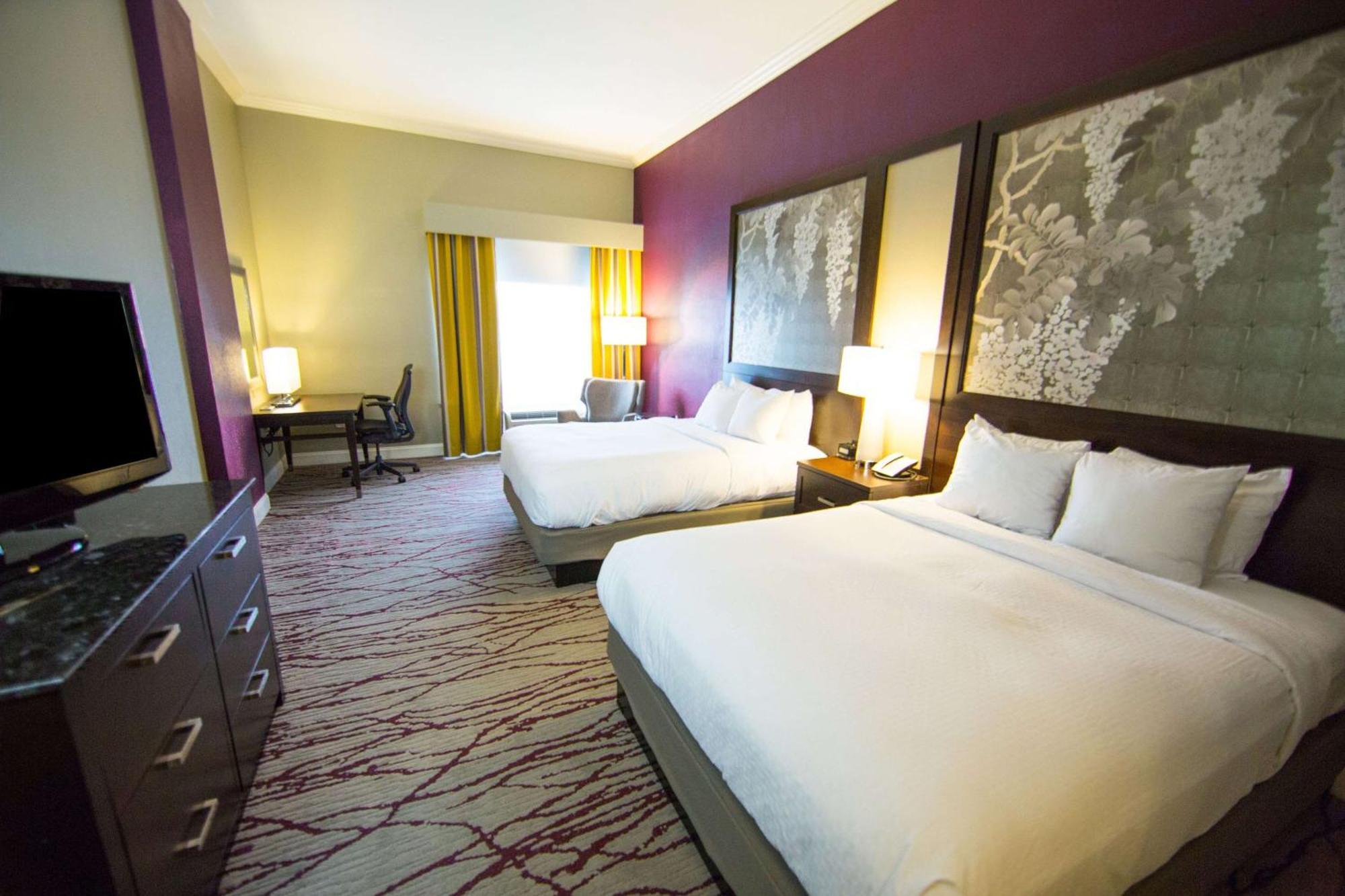 Zimmer mit 2 Queensize-Betten und Whirlpool-Badewanne - Nichtraucher