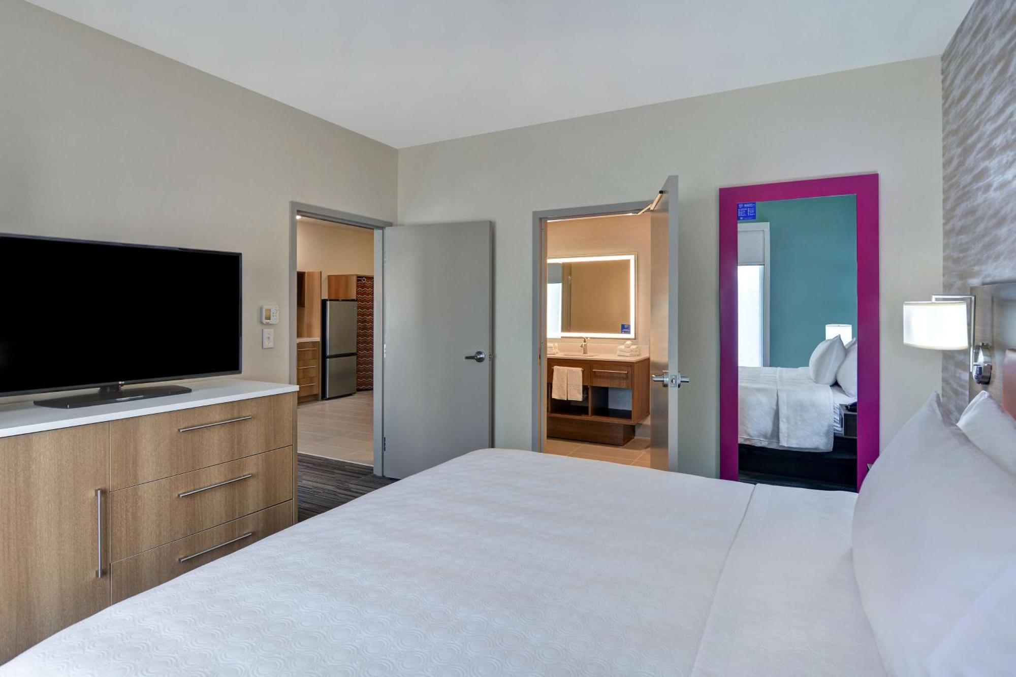 One-Bedroom King Suite - Non-Smoking