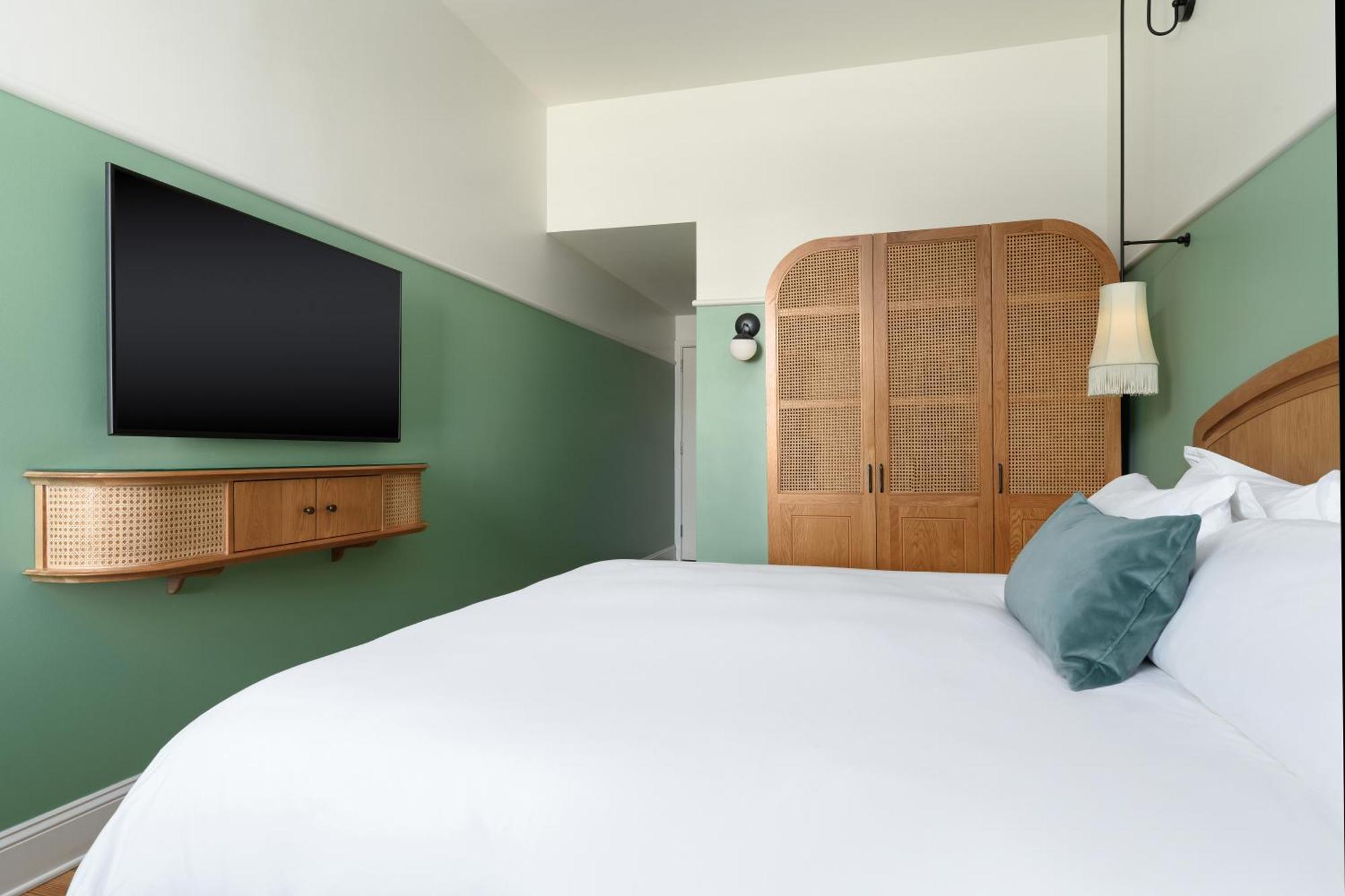 Zimmer mit Queensize-Bett und ebenerdiger Dusche - barrierefrei