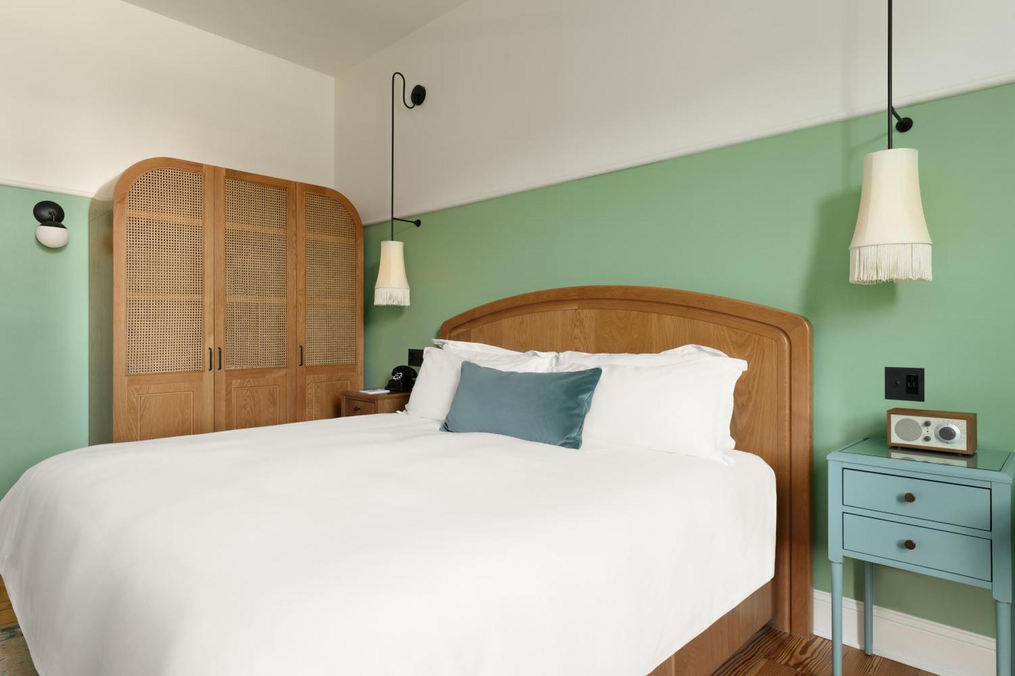 Zimmer mit Kingsize-Bett