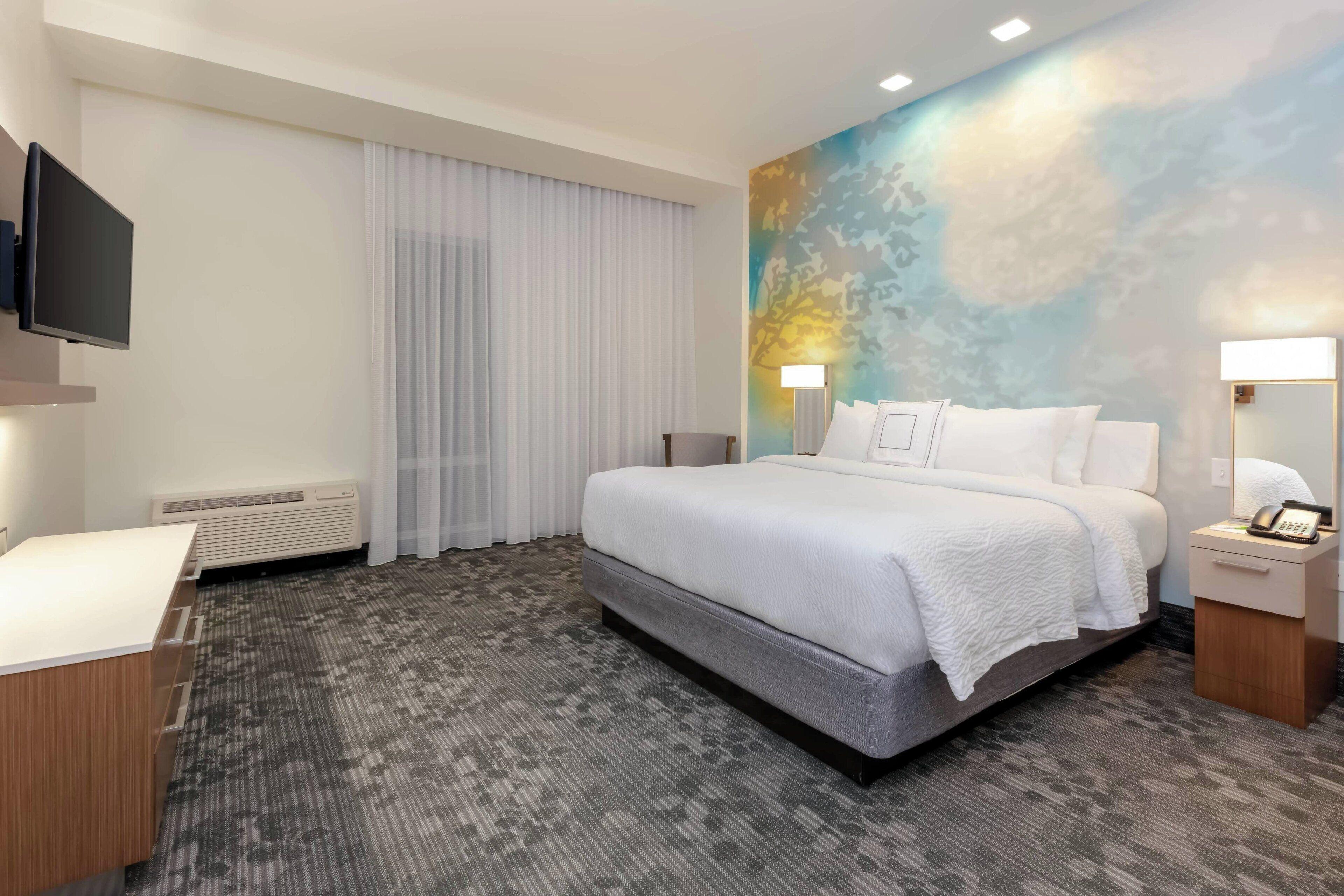 One-Bedroom King Suite with Bathtub and Sofa Bed - Mobility Access