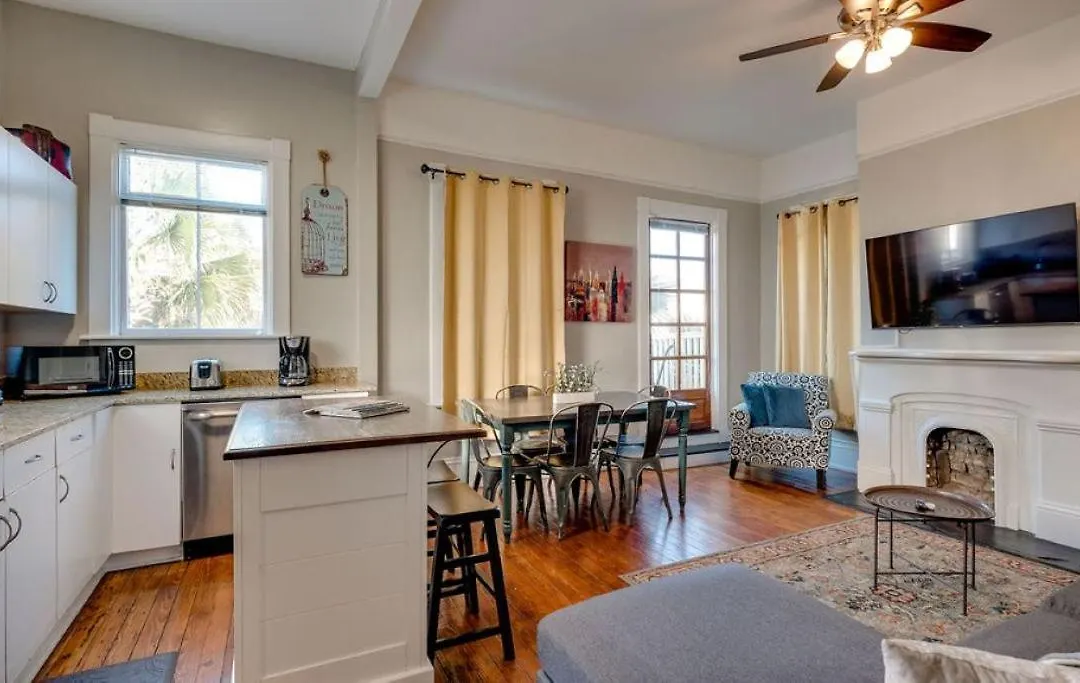 Huge 5 Bed, 5 Bath In Historic Downtown Savannah-1
