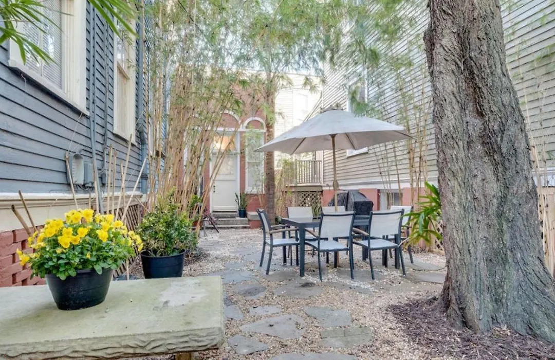 Elegant 2 Bed Directly On Forsyth Park-1