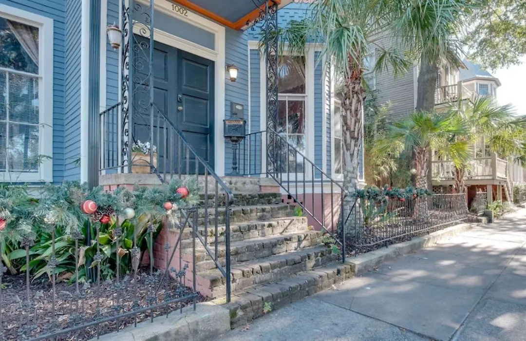 Elegant 2 Bed Directly On Forsyth Park-1
