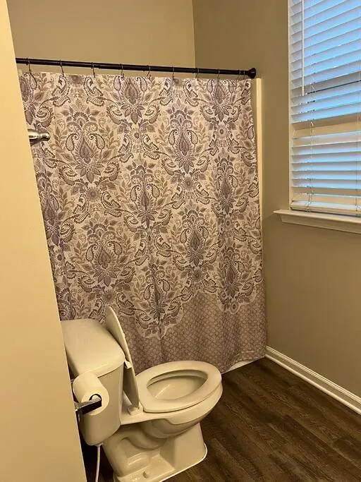 Cheerful 3 Bedroom, Close To Downtown And Arena!!!-1