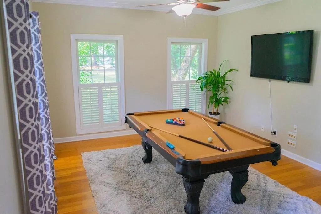Immaculate Savannah Home Away From Home For Entire Family And Friends-1