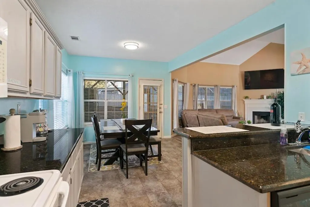 Spacious/Convenient 4 Bedrooms With Private Pool And Enclosed Patio-1
