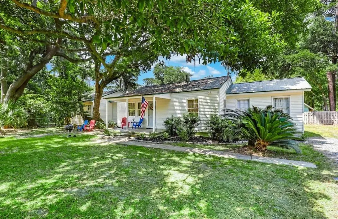 Humbly Happy On Hope Isle-Island Feel-Large Yard-Private-1