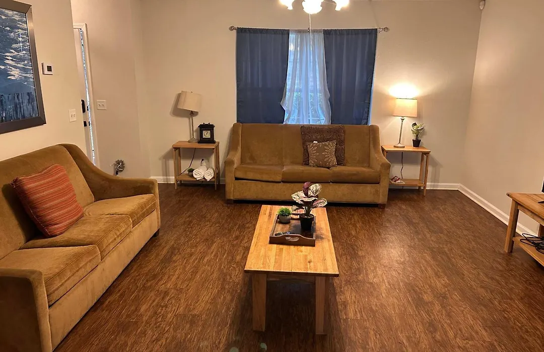 Coastal Haven- 10 Mins To Gardens, 20 Mins To Downtown!-1