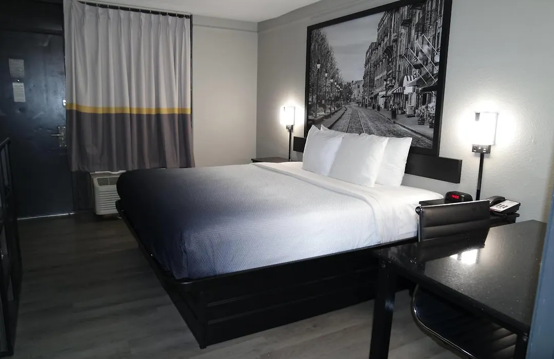 Super 8 By Wyndham Savannah-1