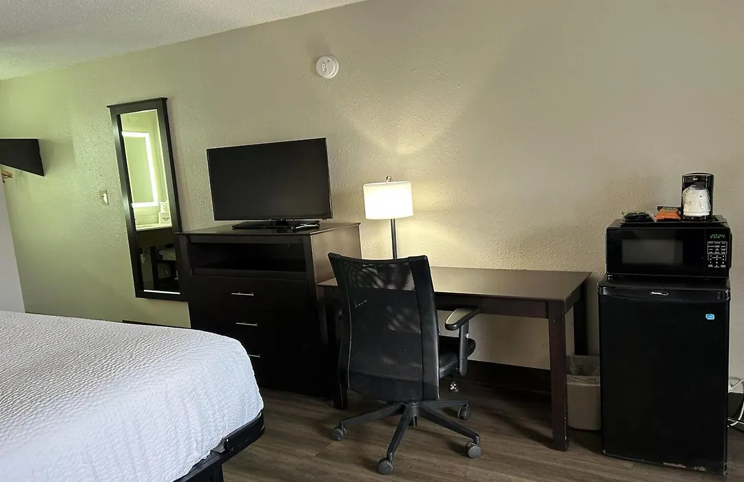 Days Inn By Wyndham Savannah Airport-1