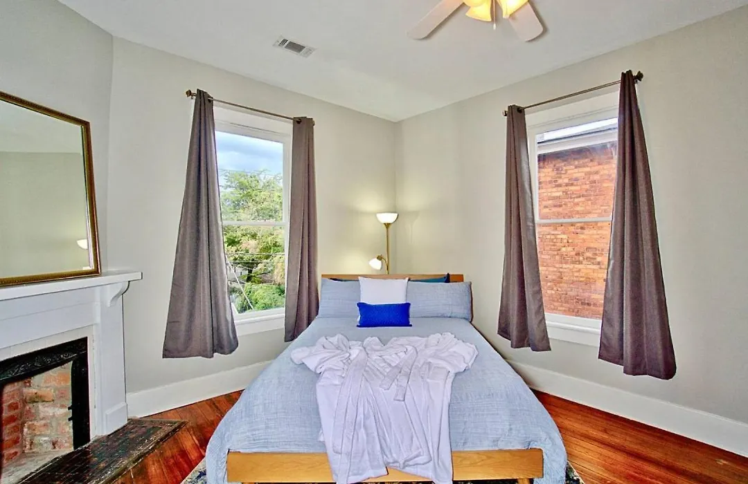 2 Bedroom Renovated Townhouse In Downtown Savannah-1