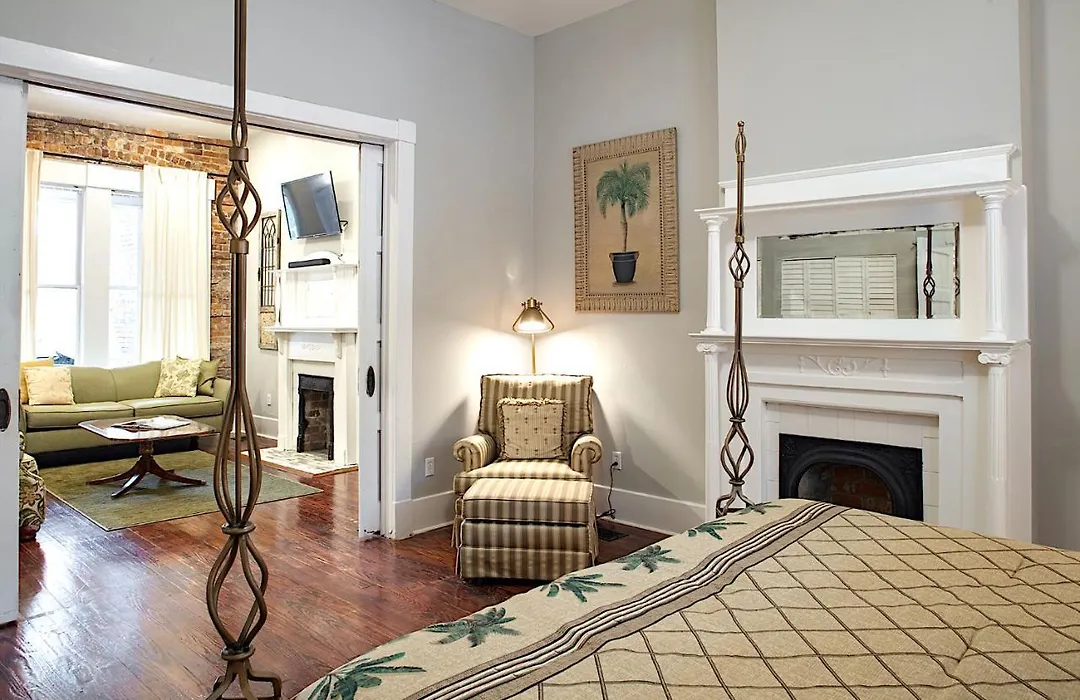 Newly Renovated Historic Savannah Townhome!-1