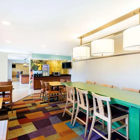 Baymont By Wyndham Savannah Midtown-3