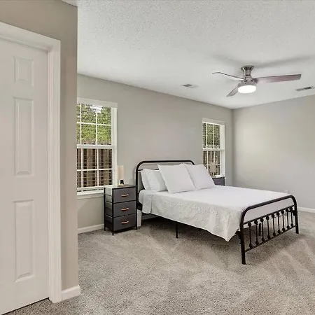 Modern And Comfortable Home For Your Next Stay!-3