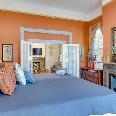 Elegant 2 Bed Directly On Forsyth Park-2