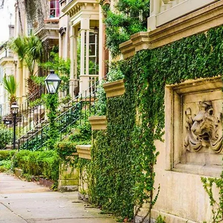 Southern Charmer-Historic District Downtown-Front Porch-Walk Score 90!!- Free Private Parking-1 Min Walk To Forsyth Park-2