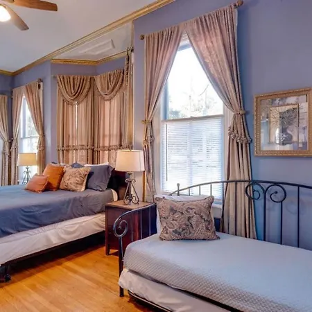 Elegant 2 Bed Directly On Forsyth Park-3