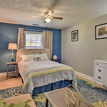 Cozy Family-Friendly Home Near Historic District!-2