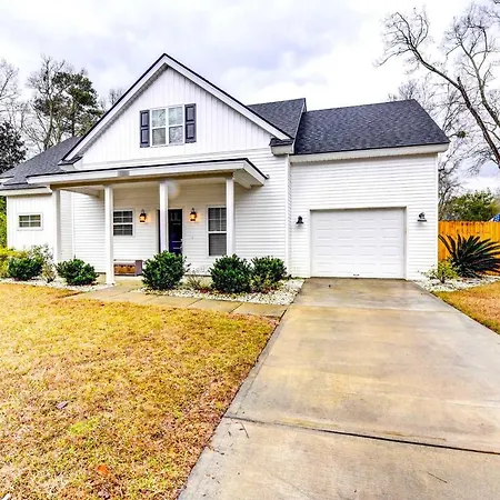 Modern Savannah Home Backyard With Gas Grill-2
