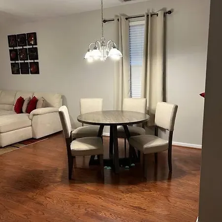 Cheerful 3 Bedroom, Close To Downtown And Arena!!!-3
