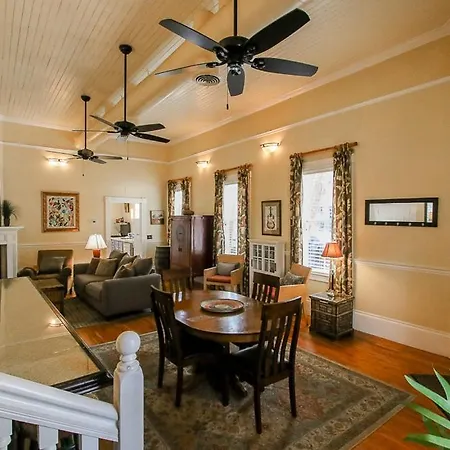 Irish Bar Your 2Br Stay In Historic Savannah-3