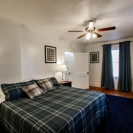 Plaid-Pets-Fenced Yardofficehigh Speed Internet Villa-3