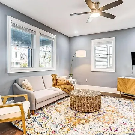 New! Charmingly Renovated House 5Min To Downtown-3