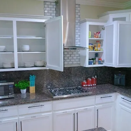 Immaculate Savannah Home Away From Home For Entire Family And Friends-3