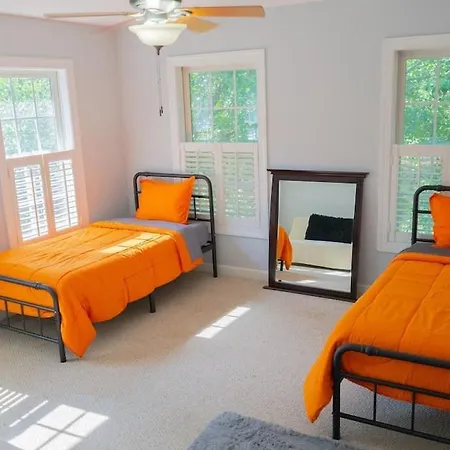 Immaculate Savannah Home Away From Home For Entire Family And Friends-2