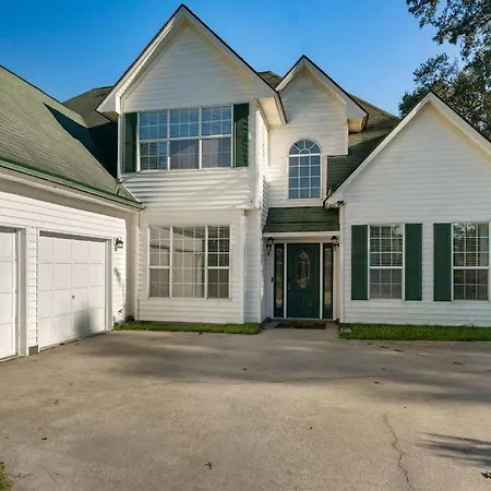 Spacious/Convenient 4 Bedrooms With Private Pool And Enclosed Patio-3