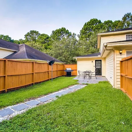 Soothing Savannah Townhome With Patio!-3