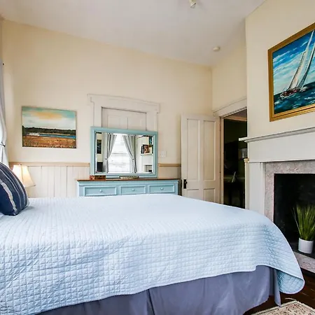 Artists House-2 Apartments Off Street Parking-3