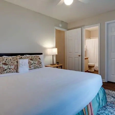 Coastal Haven- 10 Mins To Gardens, 20 Mins To Downtown!-2