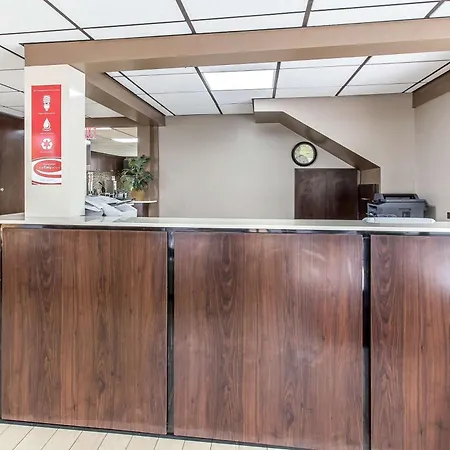 Econo Lodge Savannah Midtown-2