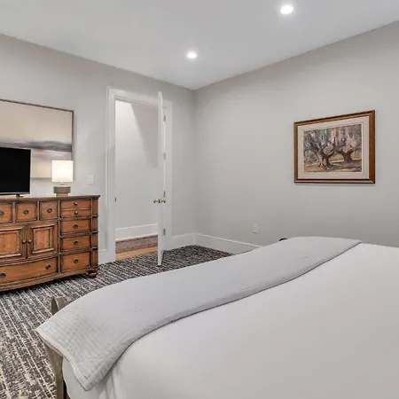 Sky Suite At 300 Drayton-3