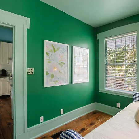 Charming Savannah Duplex Courtyard Parking-2