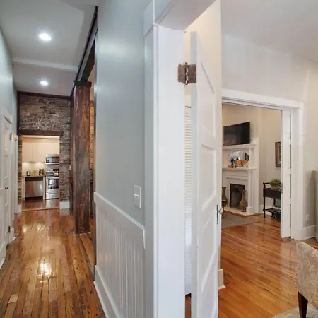 416A Waldburg St - Newly Renovated 1920'S Historic District Apt-2
