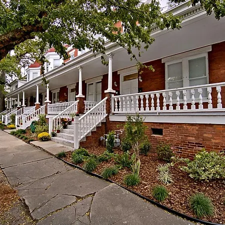 2 Bedroom Renovated Townhouse In Downtown Savannah-3