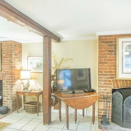 Chatham Square Garden Apartment By Lucky Savannah-2