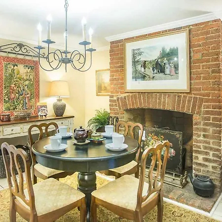 Chatham Square Garden Apartment By Lucky Savannah-3