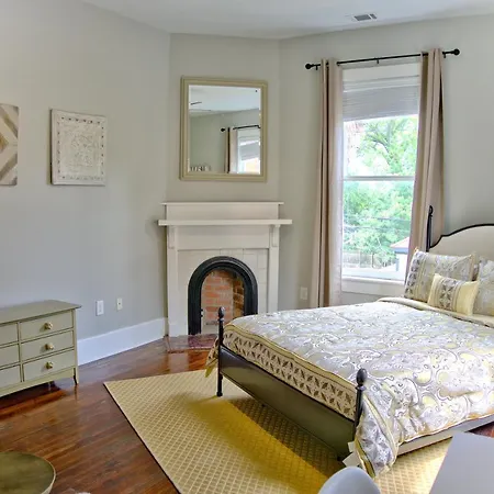 2 Bedroom Newly Renovated Townhome In Historic Savannah-2