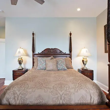 Newly Renovated 4 Bed 3 Bath And 2 Parking Spots-2