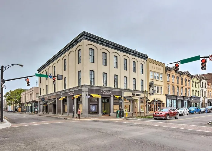 Bright Savannah Loft In Historic District!