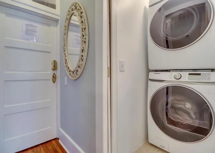 Pet friendly The Chippewa Suite On Savannah'S Famous Jones Street