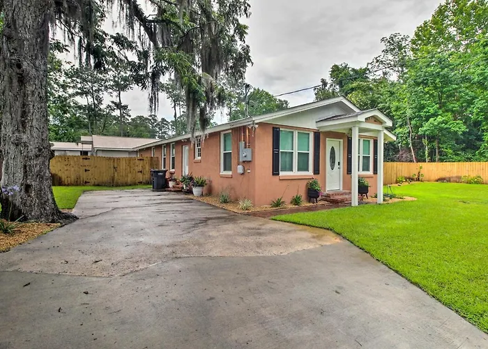 Updated Savannah Hideaway With Luxury Backyard!