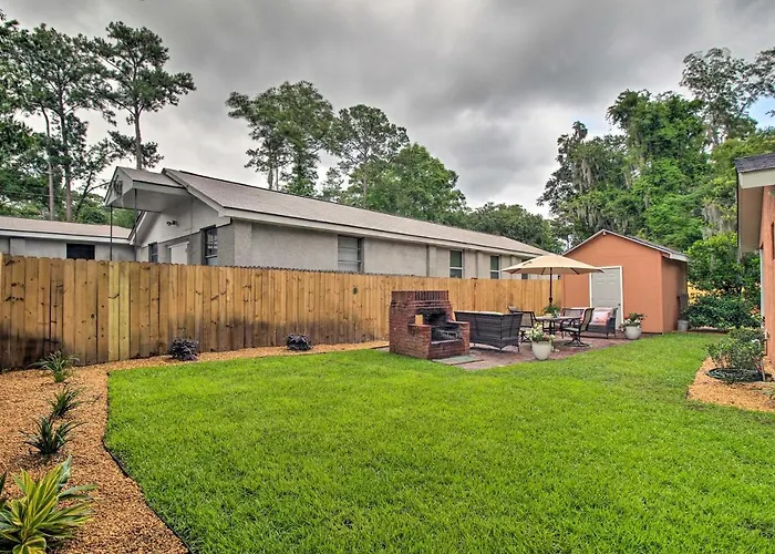 Updated Savannah Hideaway With Luxury Backyard!