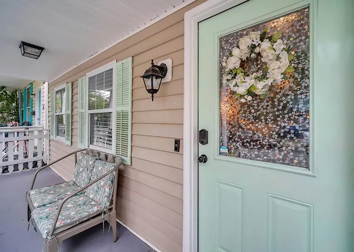 Pet friendly New Cheerful Renovated Home - 5 Min To Downtown! Savannah